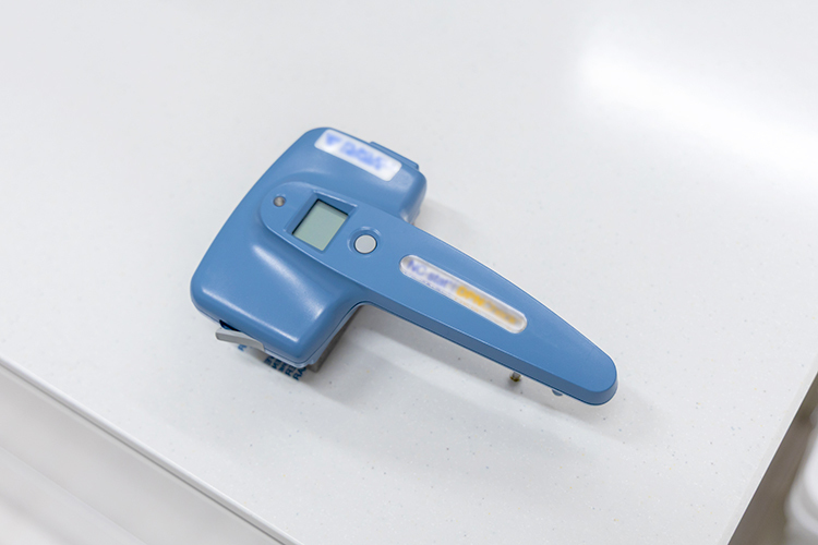 おのざきクリニック 宇都宮市 神経障害を測定する機器で、糖尿病合併症のリスク把握に努める