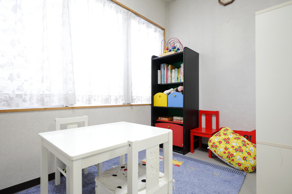 かとう歯科医院 吹田市 キッズスペースはまるで子ども部屋のような雰囲気