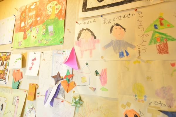 子どもに愛される先生。子ども患者が描いてきた絵画が飾ってある 32244 ma 5 1405584504