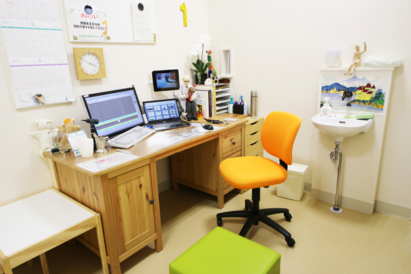 予防接種・健診の診察室。安全性を考え四角い形のスツールを使用