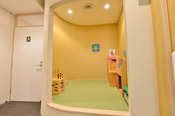 子ども連れでも来やすいように、大型のキッズルームも備えている 169454 ma 5 1438655432