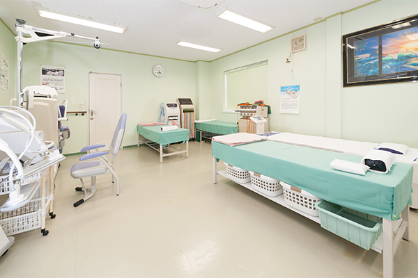 理学療法や在宅医療も提供しており、頼りになる町の医院だ C 5