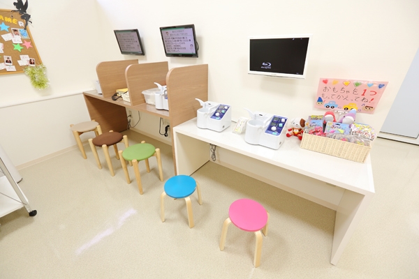 子ども用ネブライザーも設置。おもちゃのご褒美が用意されている 173498 ma 5 1446622647