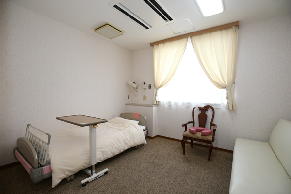 個室病棟。院長自らが声をかけに回るなど配慮を行う Cs5