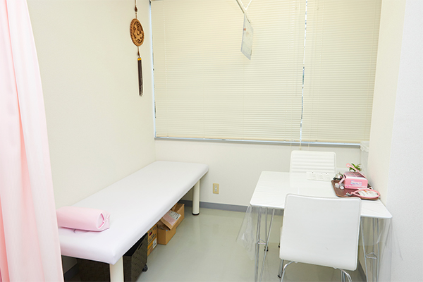 処置室では血液検査や点滴を受けることができる
