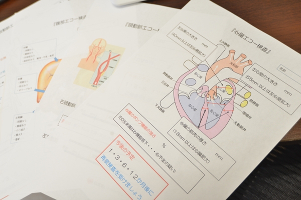 資料を使いわかりやすく説明している 40778 ma 5 1401267996
