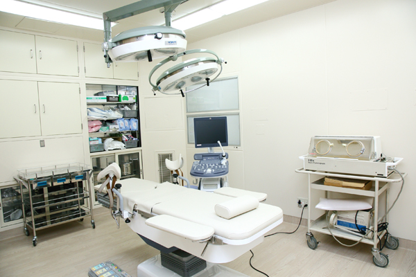 手術室も備えておりさまざまな状況に対応可能 5