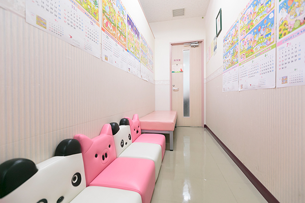 子ども用の椅子が並べられたかわいらしい待合スペース 5