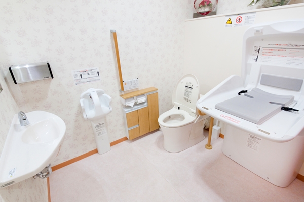 子ども連れも快適に通院できるおむつ替え台つきの広いトイレ 5