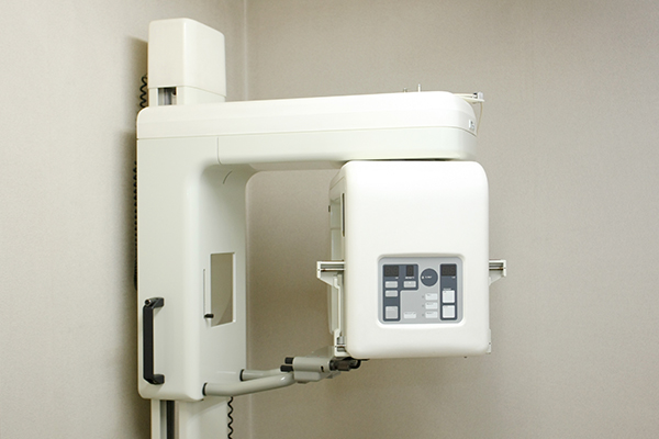 レントゲンや位相差顕微鏡など各種機器を完備している 5