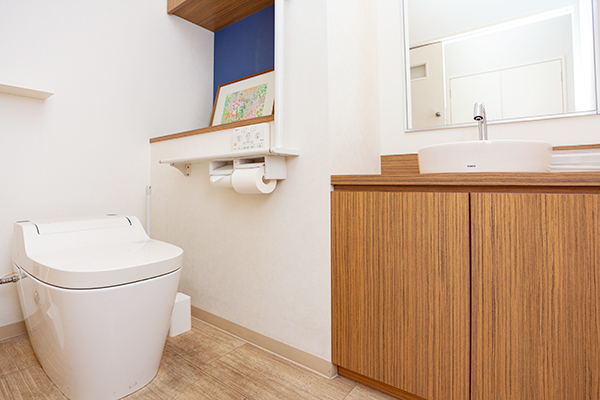 トイレも広く清潔感のある空間となっており、配慮がうかがえる 5