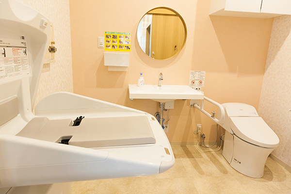 バリアフリーのトイレにはおむつシートやキッズチェアを設置 5