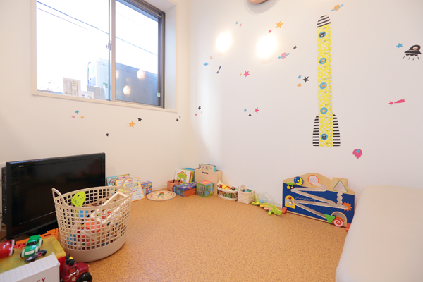 子どもが喜ぶキッズルームには、たくさんのおもちゃを用意 Cs 5