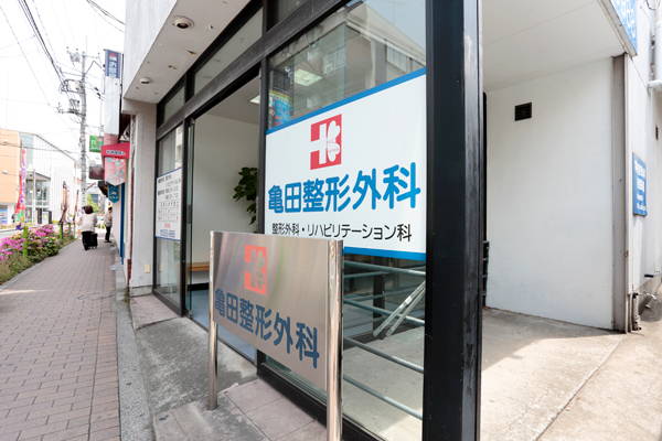 東武練馬駅北口から徒歩2分。通いやすい立地も魅力的だ 5