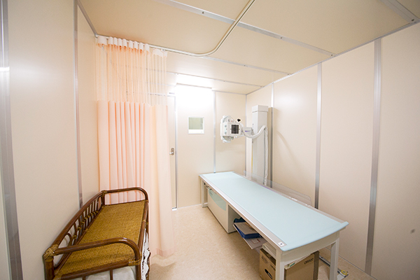 レントゲン室も広く造られており、圧迫感がない 5