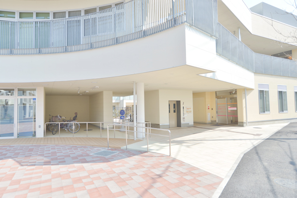クリニックはサービス付き高齢者住宅の一角に位置 5