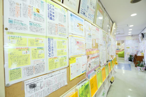 子育てに関する情報提供のため院内には掲示物や資料がある 5