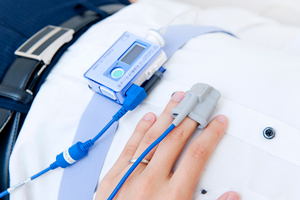 睡眠時無呼吸症候群の治療にも力を入れる。 5