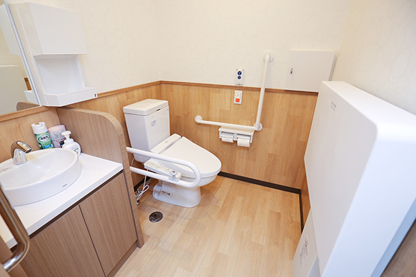 院内はバリアフリー。多目的トイレなども設置するというこだわり 5