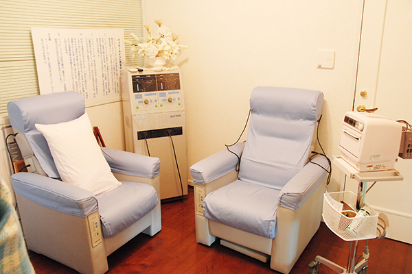 椅子に腰かけているだけで電圧が体にかかる、高電位治療室 20181211 5