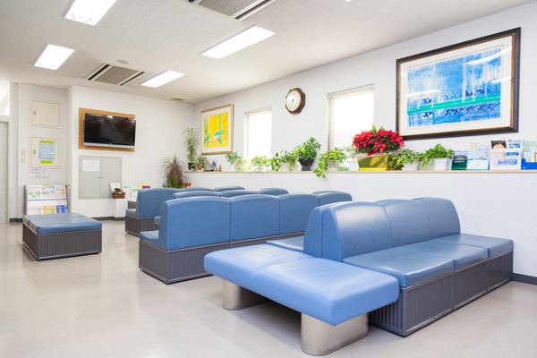 待合室は広く、熱帯魚やテレビを見ながら待てる 5