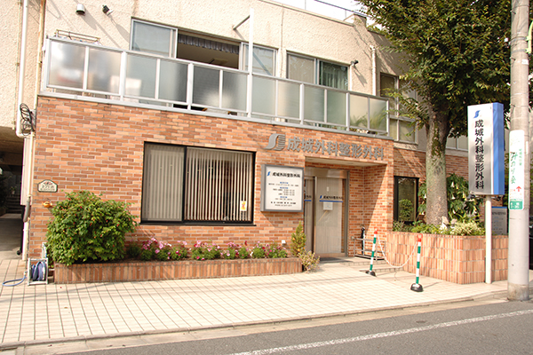 れんが造りのクリニックは閑静な住宅街に調和している %ef%bc%95
