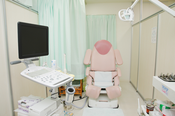 診察室の隣には内診・超音波室がある 5