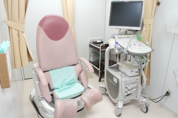 白を基調とし、清潔感漂う内診室 160207 ma 5 1447143028