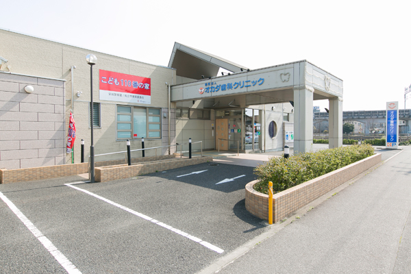 知立市上重原の大通りに面した立地。駐車場や下車屋根もある C 5