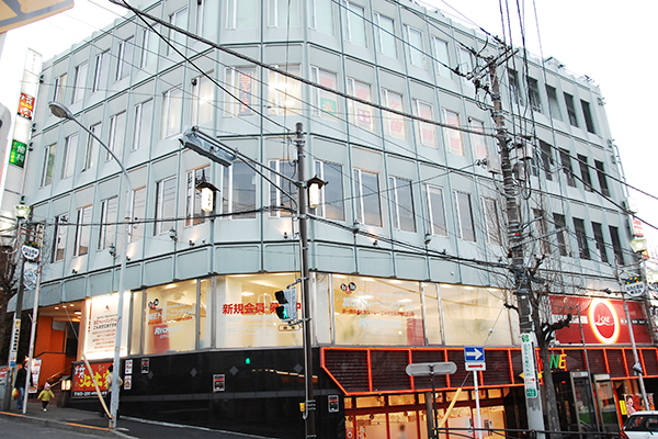 百合ヶ丘駅南口徒歩30秒。通勤、通学の途中にも通いやすい 20190319 5
