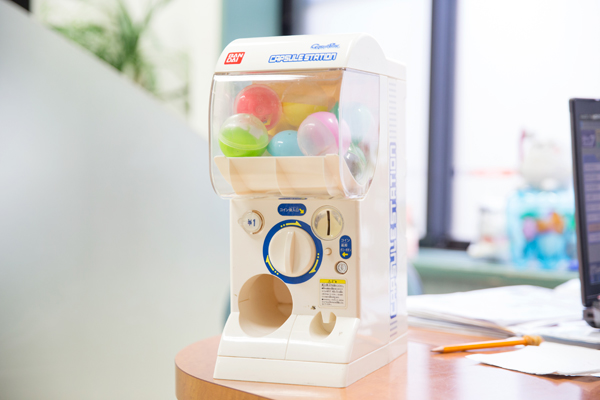 治療を受けた小児にカプセルトイをプレゼント 5