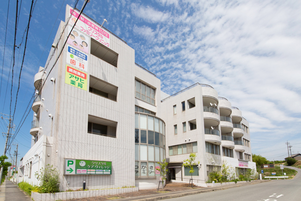 東海市加木屋町。歯科も入ったビルの1階にあり駐車場も広い C 5