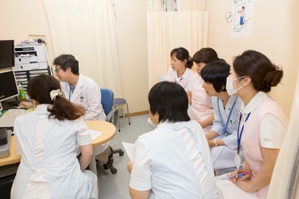 医師、看護師、管理栄養士などが一丸となり患者と向き合っている 40067 ma 5 1438077796