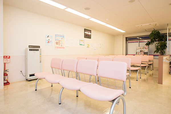 広々とした待合室。温かい色の椅子がやわらかい印象を与える 20190716 5