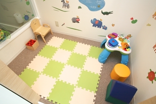 キッズルームがあり、子どもが安全に遊べるように配慮されている 170840 ma 5 1421395925