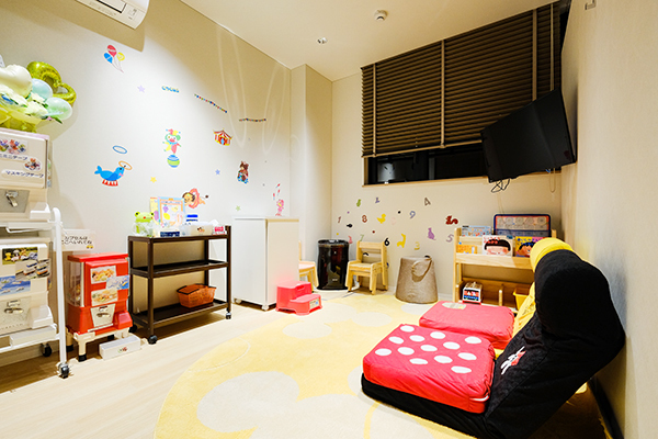 子どもが遊べるファミリールームも用意 5