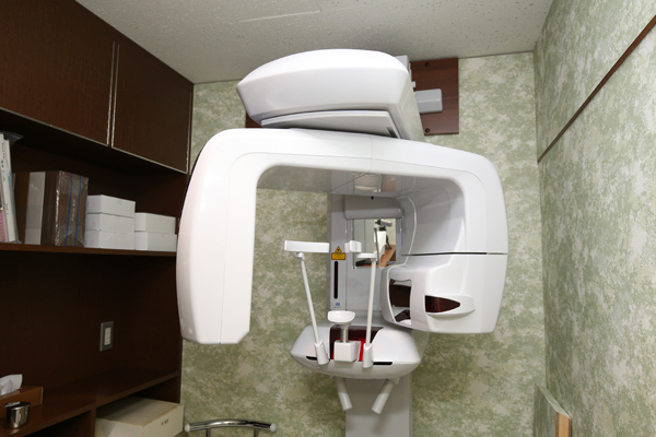 歯科用CT完備。土曜には遠方から来院する患者も多い C 5