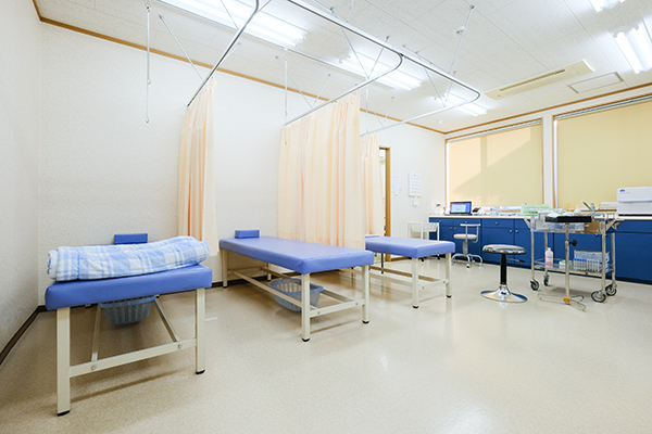 幅広い標榜科目で、多角的に診察を行う 5
