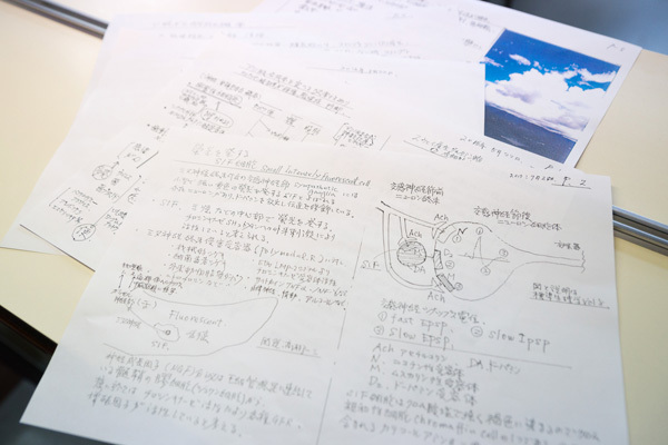 資料を使った丁寧な説明を心がけている 5