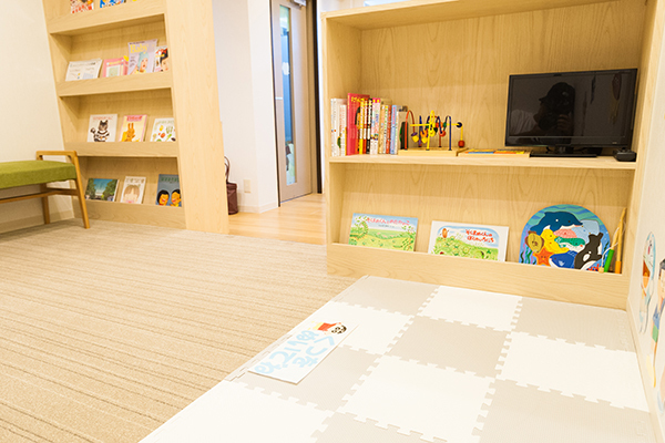 小さな子どもが歯科治療に慣れるよう工夫している 5