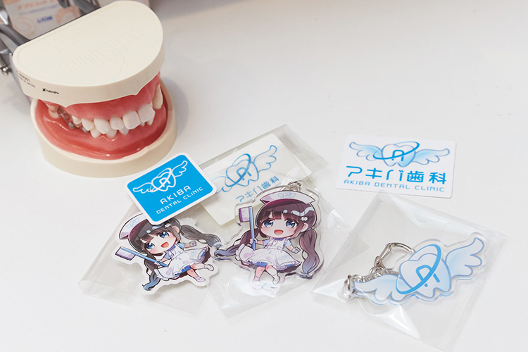 アキバ歯科 千代田区 秋葉原らしさ満点のオリジナルグッズや記念撮影も人気