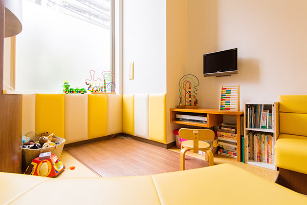 いのうえ整形外科 江東区 広々とした待合室には、子どもたちに好評のキッズスペースがある
