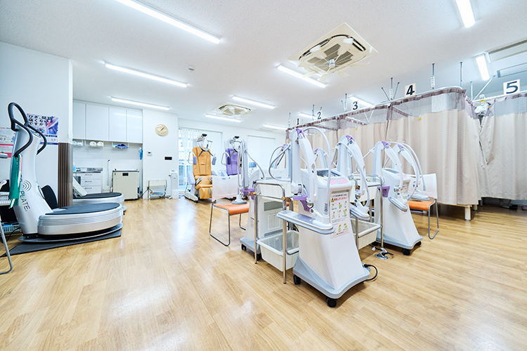 かず整形外科クリニック 横浜市港南区 リハビリテーション室ではニーズに応えるため多様な機器を完備