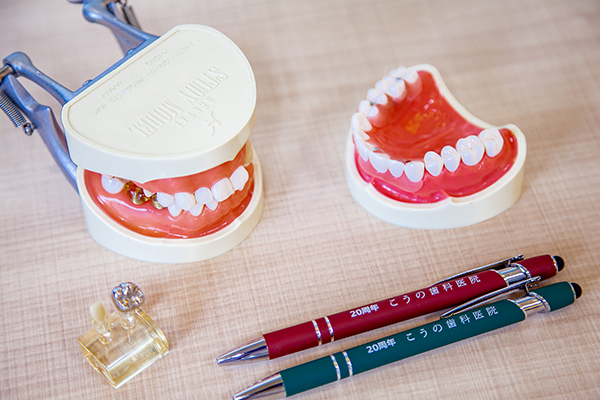 こうの歯科医院 神戸市垂水区 模型や液晶画面を使ってわかりやすく説明している