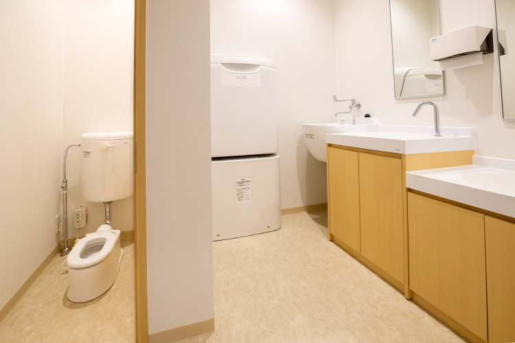 段原こどもクリニック 広島市南区 キッズスペースや授乳室、子ども用トイレも設置