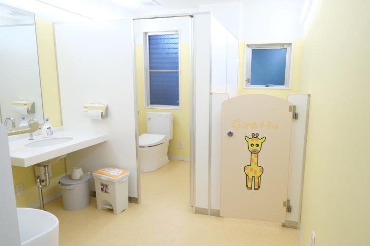 大原小児科医院 北九州市戸畑区 幼児用の便器とおむつ交換台も設置