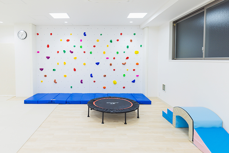 はるもキッズクリニック 杉並区 運動療法室や５つの個別療法室を完備