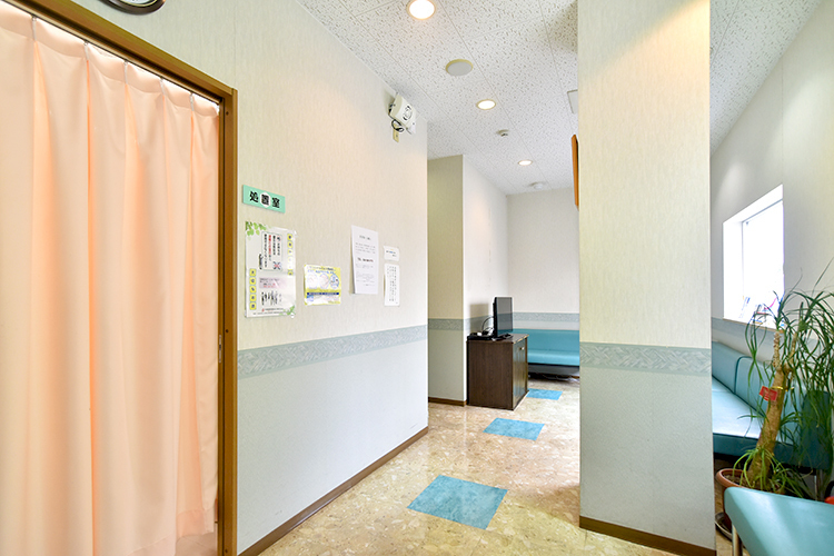 よしだ健康ケアクリニック 横浜市緑区 広々とした待合室でリラックスして待つことができる