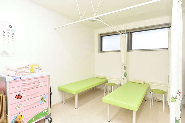 なかおこどもクリニック 茨木市 患者の気持ちが少しでも安らぐよう院内は清潔感にあふれている