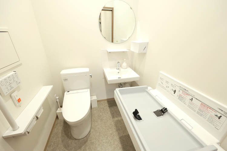 星空こども・アレルギークリニック 宝塚市 トイレにはおむつ交換台を完備